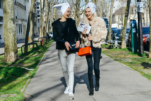 Những cô nàng làm loạn đường phố bằng quần áo - 1