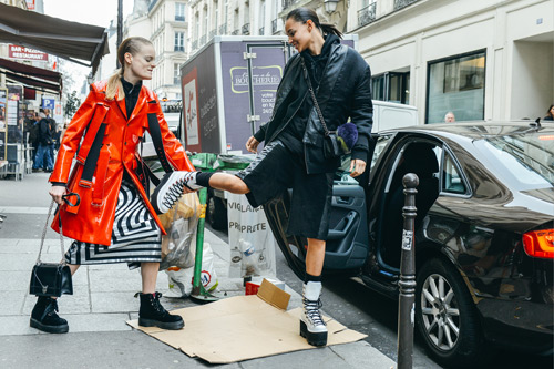 Những cô nàng làm loạn đường phố bằng quần áo - 10