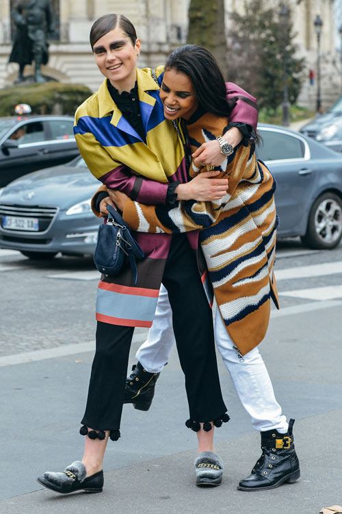 Những cô nàng làm loạn đường phố bằng quần áo - 11