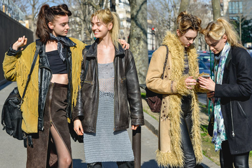 Những cô nàng làm loạn đường phố bằng quần áo - 14