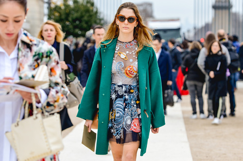 Những cô nàng làm loạn đường phố bằng quần áo - 16