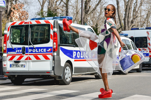 Những cô nàng làm loạn đường phố bằng quần áo - 18