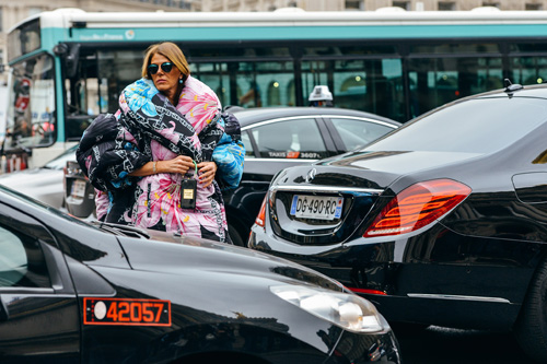 Những cô nàng làm loạn đường phố bằng quần áo - 9