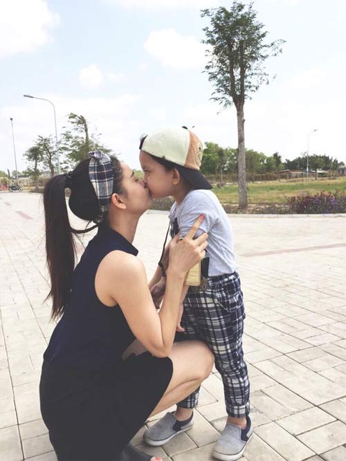 Siêu mẫu Ngọc Thạch khoe bụng bầu mừng sinh nhật chồng - 5