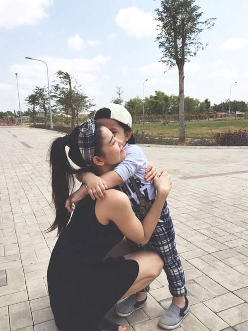 Siêu mẫu Ngọc Thạch khoe bụng bầu mừng sinh nhật chồng - 6