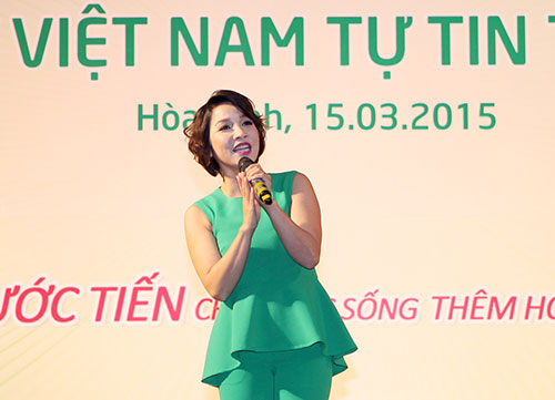 Diva Mỹ Linh trao học bổng cho con em phụ nữ khó khăn - 1