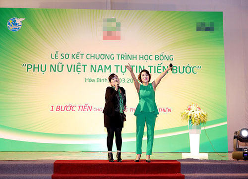 Diva Mỹ Linh trao học bổng cho con em phụ nữ khó khăn - 5