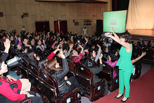 Diva Mỹ Linh trao học bổng cho con em phụ nữ khó khăn - 4