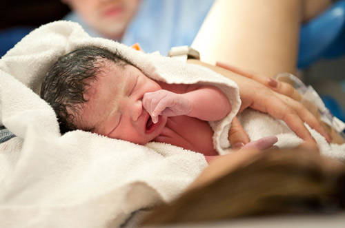 Những “thiệt thòi” trẻ đẻ mổ phải chịu - 1