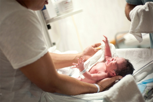 Những “thiệt thòi” trẻ đẻ mổ phải chịu - 2