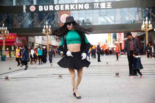 TQ: Chàng trai giả gái nhảy múa kiếm tiền chữa bệnh cho mẹ - 1