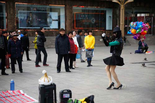 TQ: Chàng trai giả gái nhảy múa kiếm tiền chữa bệnh cho mẹ - 2