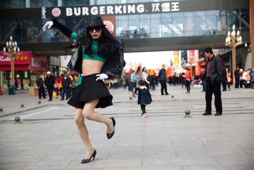 TQ: Chàng trai giả gái nhảy múa kiếm tiền chữa bệnh cho mẹ - 3