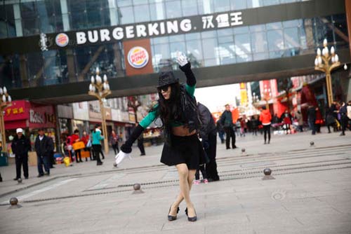 TQ: Chàng trai giả gái nhảy múa kiếm tiền chữa bệnh cho mẹ - 4