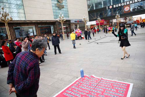 TQ: Chàng trai giả gái nhảy múa kiếm tiền chữa bệnh cho mẹ - 5