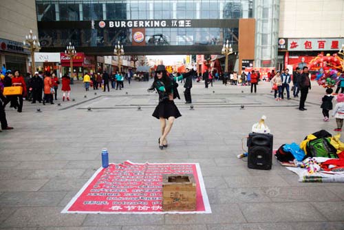 TQ: Chàng trai giả gái nhảy múa kiếm tiền chữa bệnh cho mẹ - 6