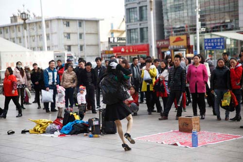 TQ: Chàng trai giả gái nhảy múa kiếm tiền chữa bệnh cho mẹ - 7