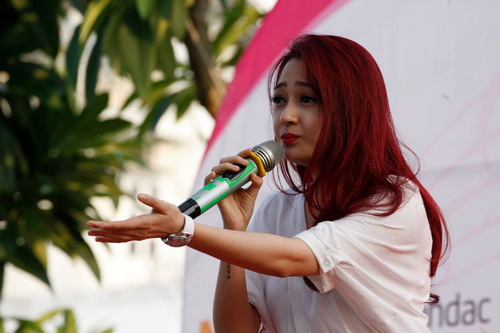 Thái Thùy Linh khoe bụng bầu bên Long Nhật - 13