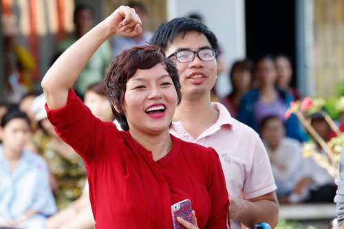 Thái Thùy Linh khoe bụng bầu bên Long Nhật - 12