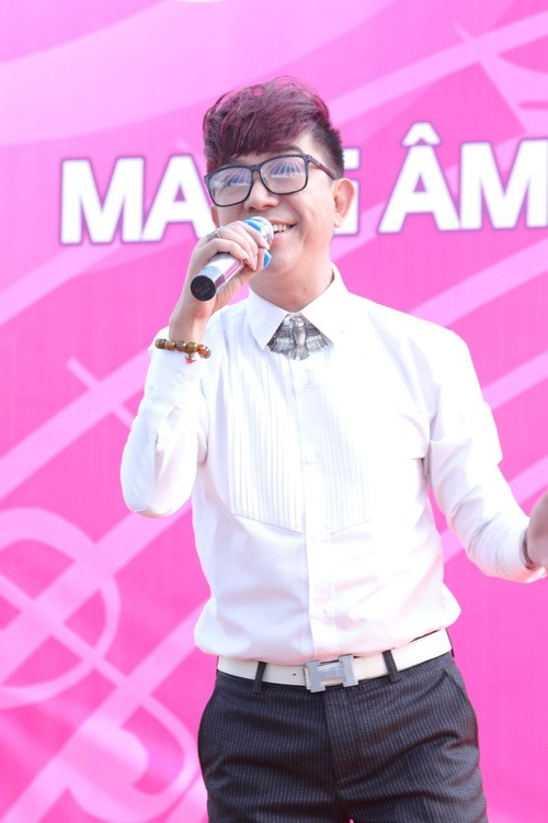 Thái Thùy Linh khoe bụng bầu bên Long Nhật - 9