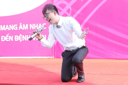 Thái Thùy Linh khoe bụng bầu bên Long Nhật - 10
