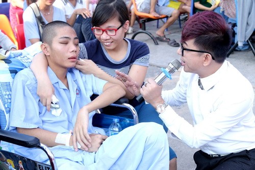Thái Thùy Linh khoe bụng bầu bên Long Nhật - 11
