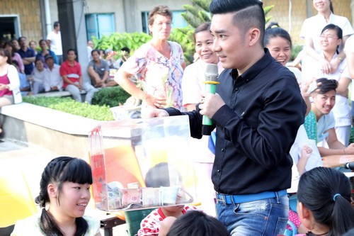 Thái Thùy Linh khoe bụng bầu bên Long Nhật - 16