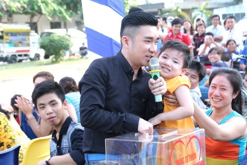 Thái Thùy Linh khoe bụng bầu bên Long Nhật - 15