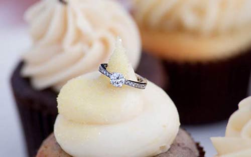 Suýt chết ngạt vì nuốt nhẫn đính hôn trong bánh ngọt - 1
