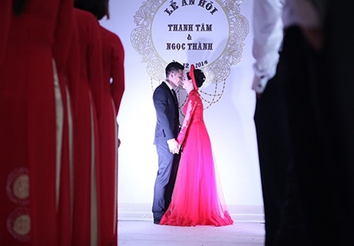 Vợ chồng Tâm Tít hôn nhau tình cảm ở chốn đông người - 3