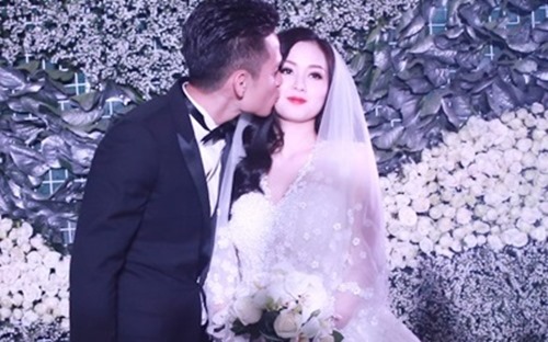 Vợ chồng Tâm Tít hôn nhau tình cảm ở chốn đông người - 6
