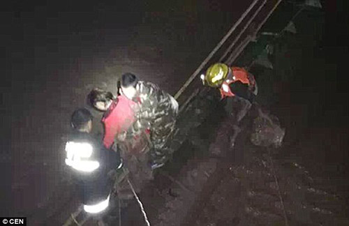 TQ: Bạn gái mới và cũ cùng nhảy xuống sông đòi cứu - 3
