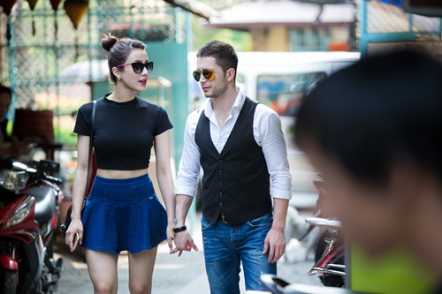 Diệp Lâm Anh khoe eo thon sexy bên bạn nhảy Tây - 4