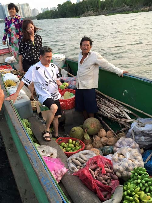 Thuỷ Tiên hạnh phúc khi được chăm sóc chồng con - 4