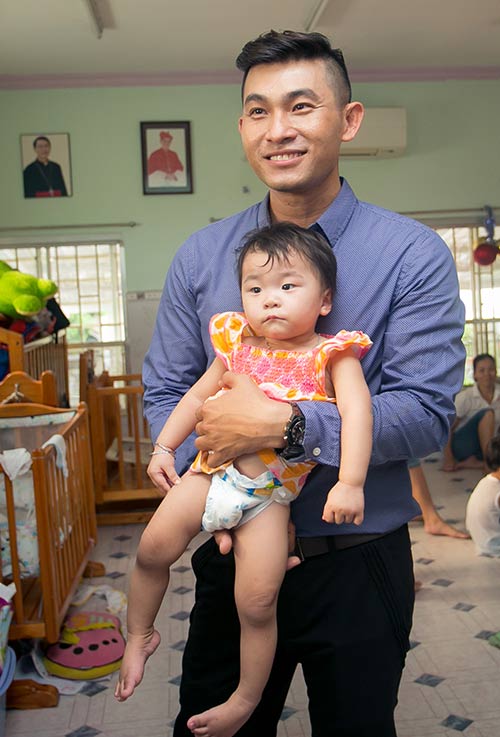 Nguyễn Hồng Ân mời linh mục và sư thầy hát trong album mới - 2