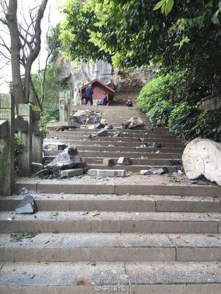 TQ: Đá rơi đè chết 7 du khách tại khu du lịch nổi tiếng - 1