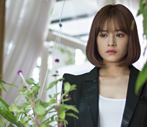 Chi Pu được Nhan Phúc Vinh hôn liên tục trên phim - 1