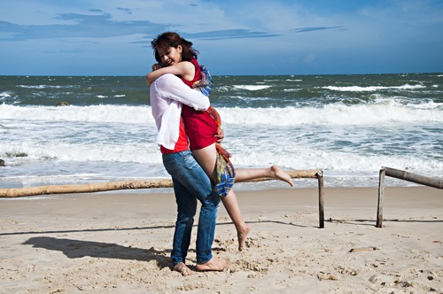 Chi Pu được Nhan Phúc Vinh hôn liên tục trên phim - 13