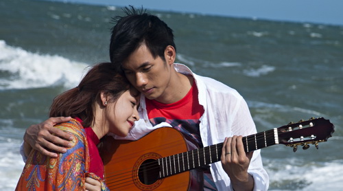 Chi Pu được Nhan Phúc Vinh hôn liên tục trên phim - 9