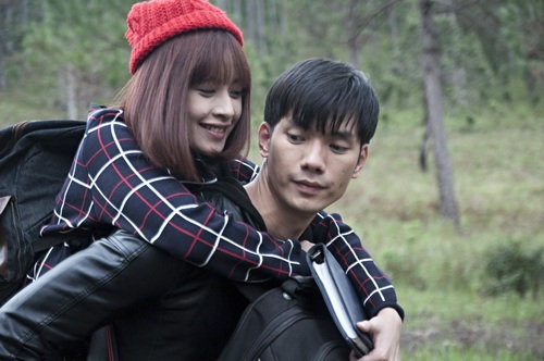 Chi Pu được Nhan Phúc Vinh hôn liên tục trên phim - 4