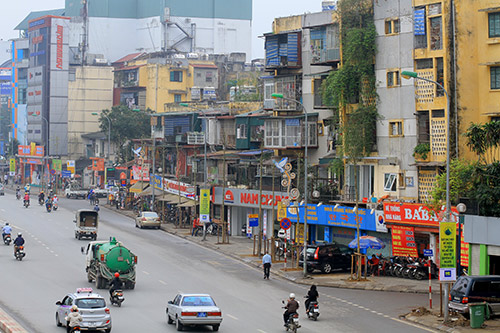 Đốn cây trên đường Nguyễn Chí Thanh trước khi có #039;lệnh#039; dừng chặt hạ - 4