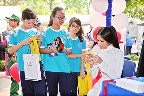 Trương Thị May được các em học sinh yêu mến - 4