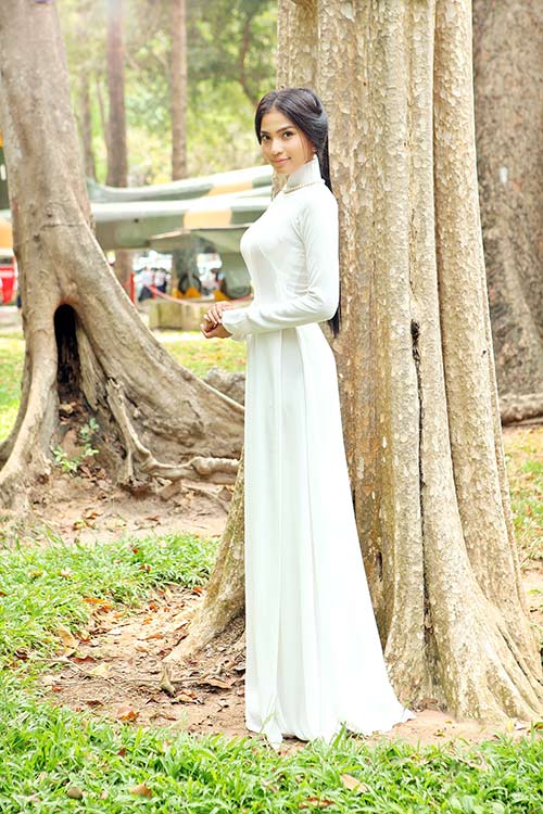Trương Thị May được các em học sinh yêu mến - 1