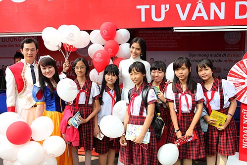 Trương Thị May được các em học sinh yêu mến - 3