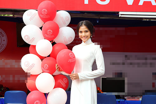 Trương Thị May được các em học sinh yêu mến - 5