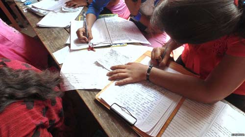 Ấn Độ: #039;Người nhện#039; trèo tường ném phao cho thí sinh - 2