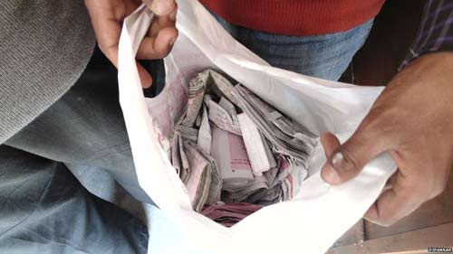 Ấn Độ: #039;Người nhện#039; trèo tường ném phao cho thí sinh - 3