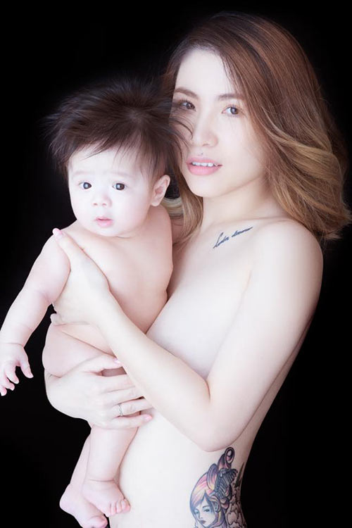 Bộ ảnh bán nude ngọt ngào của mẹ Việt và con trai 5 tháng - 1