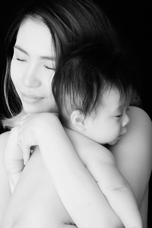 Bộ ảnh bán nude ngọt ngào của mẹ Việt và con trai 5 tháng - 5