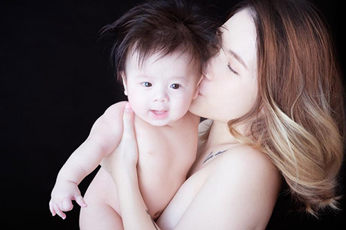 Bộ ảnh bán nude ngọt ngào của mẹ Việt và con trai 5 tháng - 2